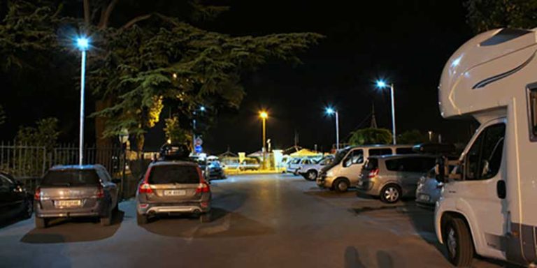 integrated solar parking lot streetlights in Canada featured image